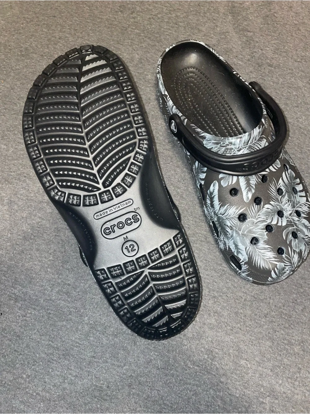Rare Crocs tropical Clog in Black with Gray Leaf Print mens size 12